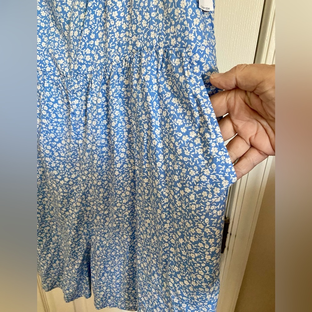 Beautiful ditsy floral print romper - Picture 3 of 5